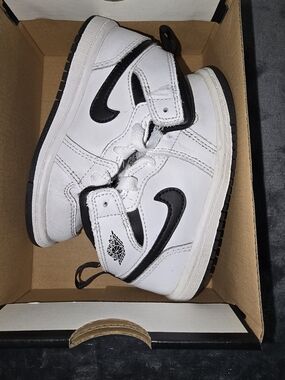Kids High-Top Sneakers in White and Black - Stylish Everyday Play